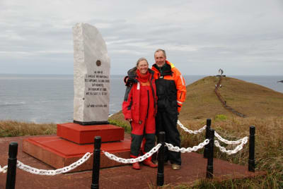 Auli Irjala och Hannu Aulin vid monumenten i Kap Horn.