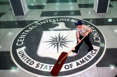 En soldat moppar säkerhetstjänsten CIA:s sigill golvet i CIA:s högkvarter i Langley, Virginia.