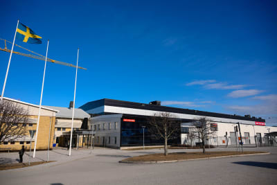 Hägglunds fabrik i Örnsköldsvik utifrån. Stor lagerbyggnad.