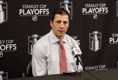 Rod Brind'Amour deltar i en presskonferens.