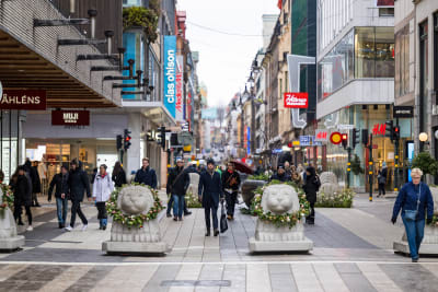 Gågata utanför Åhléns i Stockholms centrum.