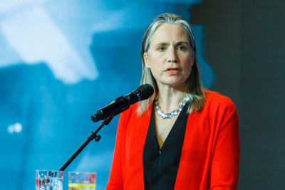 Fiona Hill håller tal i Tallinn.