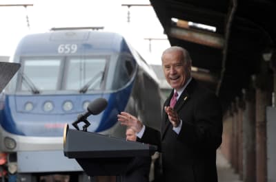 Joe Biden håller tal vpå tågstationen i huvudstaden Washington den13 mars 2009.