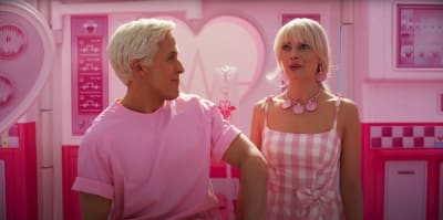 En blond man tittar på en blond kvinna. Båda är iklädda i rosa plagg och i bakgrunden syns en rosa vägg.
