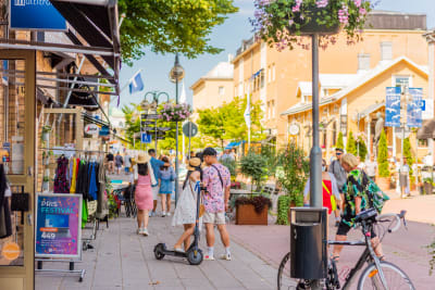 Gågatan i Mariehamn fylls av människor under en solig sommardag. 
