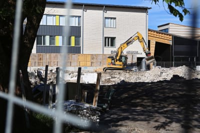Kaivuri kaivaa maata työmaalla Oppimiskeskus Bravan piha-alueella Paraisilla.