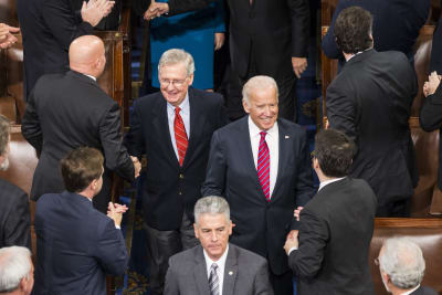 Mitch McConnell ja Joe Biden edustajainhuoneessa tammikuussa 2017.