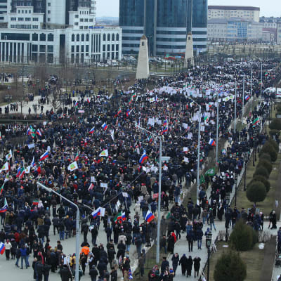Aktivister demonstrerar den 22.1 i Groznyi, Tjetjenien för att visa sitt stöd till Putin.