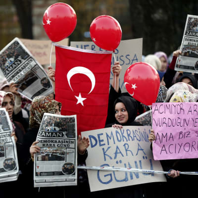 Anhängare till Fethullah Gülens Hizmet-rörelse demonsterar för medier med koppling till rörelsen i Istanbul 16.12.2014
