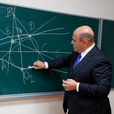 Rysslands premiärminister Michail Misjustin besöker Moskvas institut för fysik och teknologi under kunskapens dag  1 september 2021.