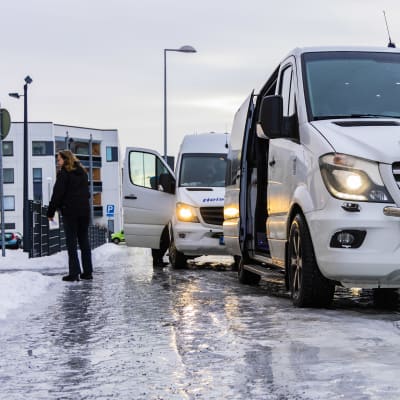 Sauvosaaren koulun etupihalla Heiskasen liikenteen taksit odottavat oppilaita. 