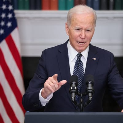 USA:s president Joe Biden talar framför USA:s flagga.