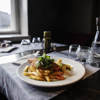 En portion fish and chips på en vit tallrik på restaurangen Vltava i centrum av Helsingfors i oktober 2020.