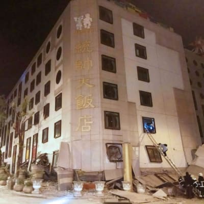 Hotell kollapsade i Taiwan efter jordbävning. 
