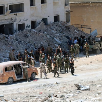 Syriska regeringssoldater i Leramundistriktet i nordvästra Aleppo efter att ha tagit tillbaka kontrollen över området 28.7.2016