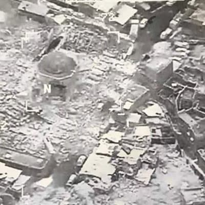 Den stora al-Nurimoskén och lutande al-Hadbaminareten sprängdes på onsdag då armén var nära att inta de symboliskt viktiga historiska byggnaderna 