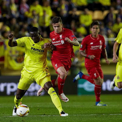 Eric Bailly håller undan bollen från Philippe Coutinho.