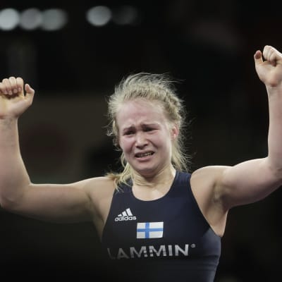 Petra Olli firar EM-guldet, våren 2016.