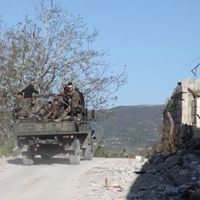 Syriska regeringssoldater på väg till fronten i provinsen Latakia vid Medelhavet