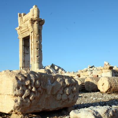 Bild på förstörelsen av världsarvsstaden Palmyra i Syrien. Nerfallna pelare och sönderslagna stenbyggnader.