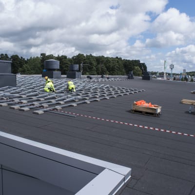 Installering av solpaneler på Lidl Västra centrum i Åbo.