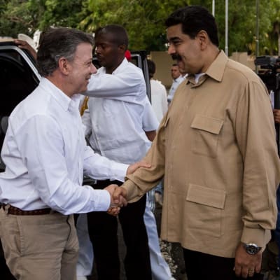 Colombias president Juan Manuel Santos (t.v.) och Venezuelas president Nicolás Maduro skakar hand under mötet om ländernas gränstvist 11.8.2016.