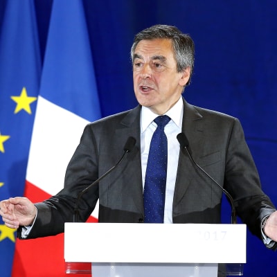 Högerkandidaten Francois Fillon krävde bl.a årliga invandrarkvoter då han höll valmöte i Nice på onsdag kväll