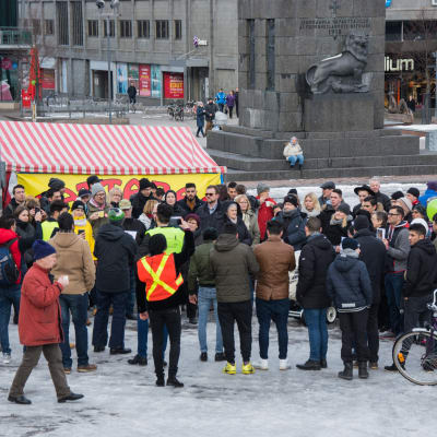 Demonstration på torget i Vasa.