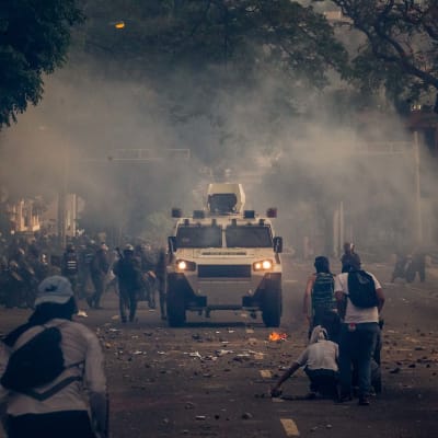 Demonstranter drabbade samman med kravallpolis i Caracas och flera andra städer