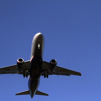 Ett flygplan på en blå himmel.