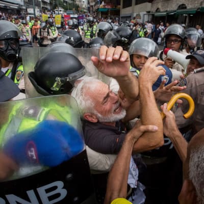 "Respektera de äldre, era jävlar!" ropade den här mannen som knuffades runt av venezuelansk kravallpolis 12.5.2017