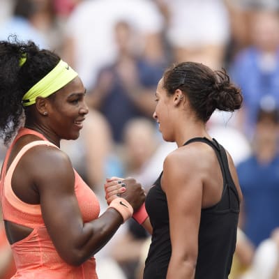 Serena Williams och Madison Keys skakar hand efter matchen i USA.