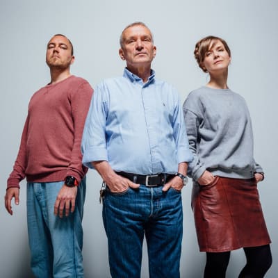 Juha Rosma, Toni Kamula ja Maria Mononen seisovat ja katsovat kameraan.