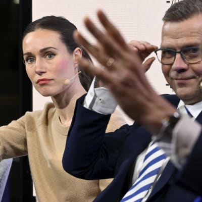 Riikka Purra, Sanna Marin ja Petteri Orpo viittaavat vaalitentissa.
