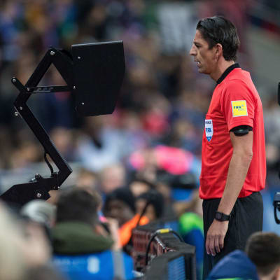 Fotbollsdomare videogranskar domslut.