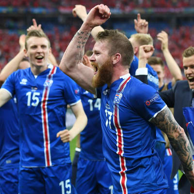 Landslagsspelaren Aron Gunnarsson firar Islands seger i gruppspelet i EM 2016.