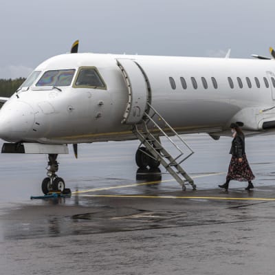 Yksinäinen matkustaja nousee Nyxairin lennolle Jyväskylän lentoasemalla