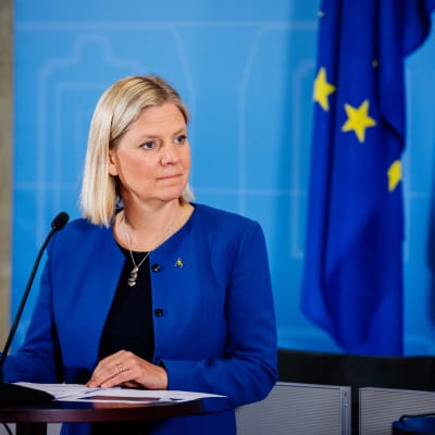 Sveriges finansminister Magdalena Andersson framför en EU-flagga.