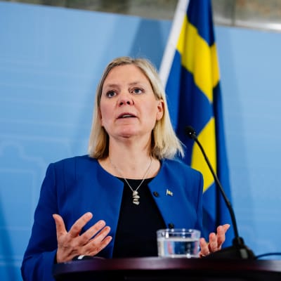 Sveriges finansminister Magdalena Andersson framför en Sverigeflagga.
