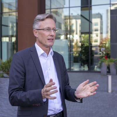 LähiTapiolan yhtiöryhmän johtaja Jari Eklund kuvattuna LähiTapiolan pääkonttorin edustalla (puolikuva, katsoo kameran ohi oikealle, elehtii käsillä).