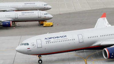 Tre Aeroflot-flygplan står på ett flygfält.