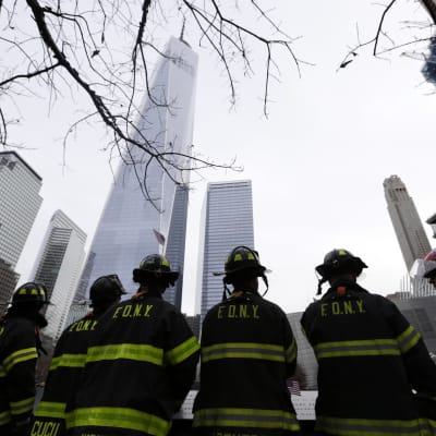 Brandmän i New York hedrar minnet av kolleger och andra som dödade i terrorattackerna den elfte september år 2011