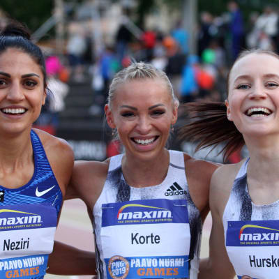 Nooralotta Neziri, Annimari Korte och Reetta Hurske håller om varandra och ler.