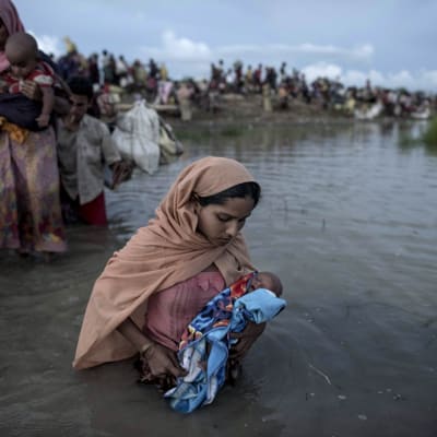 Rohingyer flyr från Burma till Bangladesh över floden Naf.