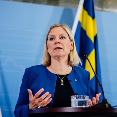 Sveriges finansminister Magdalena Andersson framför en Sverigeflagga.
