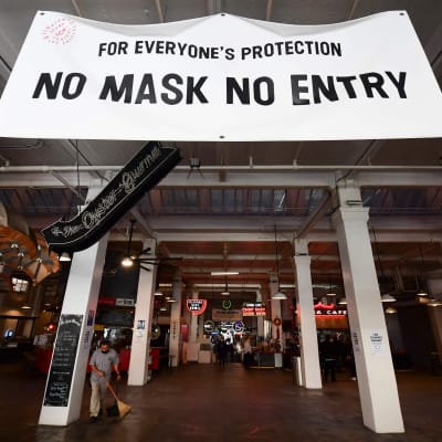 "Inget munskydd - ingen entré" står det vid ingången till en marknad i Los Angeles, USA 30.11.2020