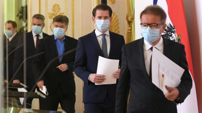 Österrikes regering uppträder med andningsskydd.