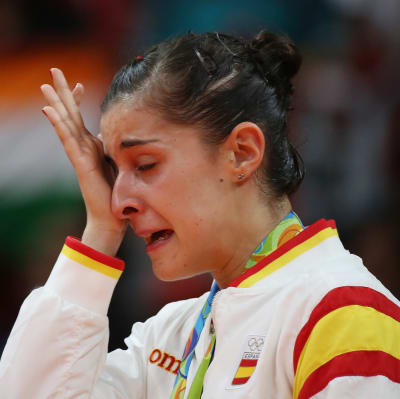 En rörd Carolina Marin har säkrat OS-guldet.