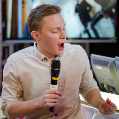 Lucas Dahlström äter chili. Utmaning på Näsdagen 2016. X3M.