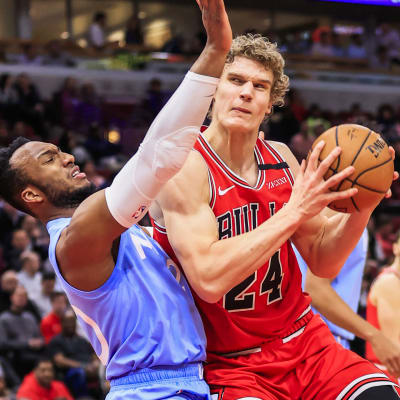 Chicagos Lauri Markkanen i en duell med Minnesotas Josh Okogie.